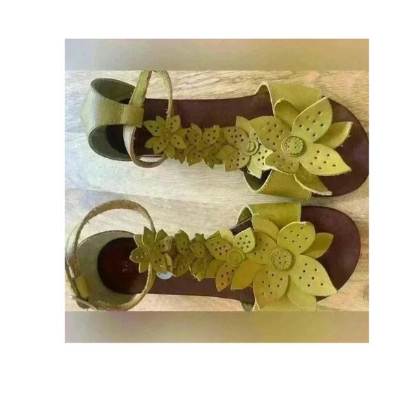 Chocolat Blu Flat Ankle strap Leather Flower Sandal, size 6, Anthropologie - Picture 5 of 9